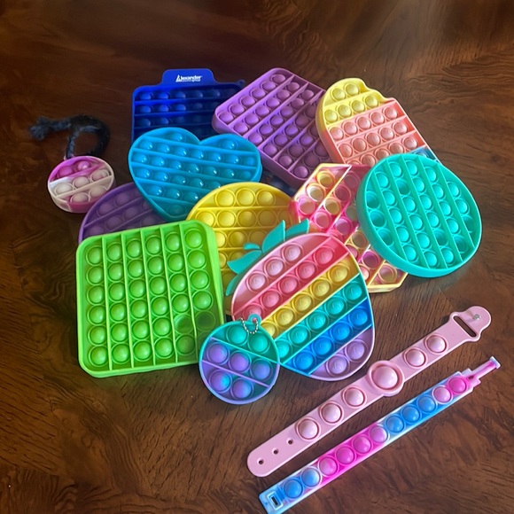 16 Piece Pop It Set - 15 Set of Pop Its and Carrier Bag - Picture 1 of 4